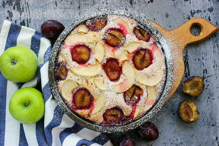 Как испечь ароматный пирог с яблоками и сливами