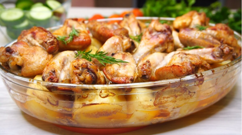 Вкусный ужин для всей семьи: картофель с куриными крылышками