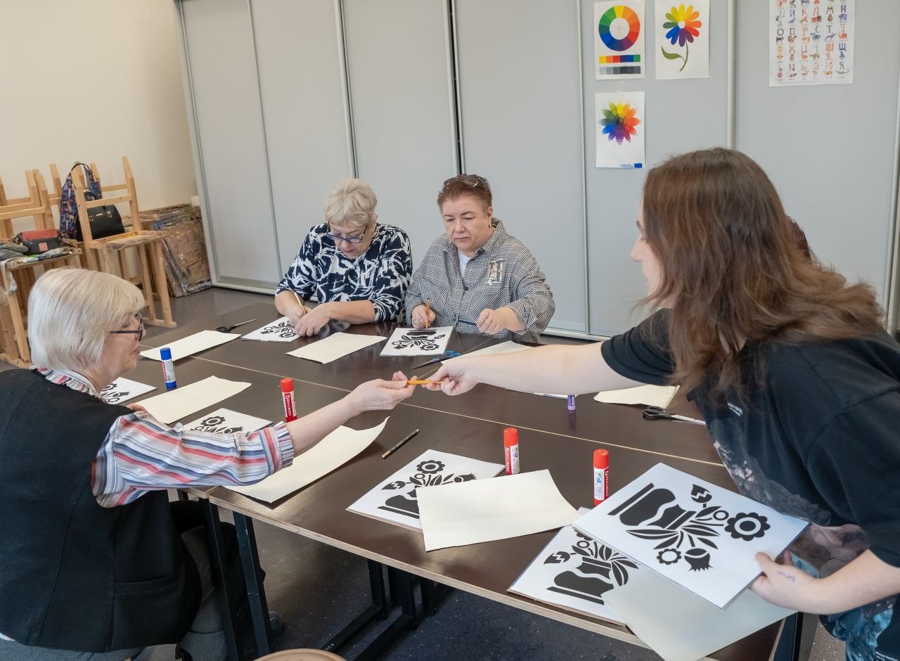 В Детской художественной школе города Мурманска состоялся мастер-класс «Линогравюра на картоне» для северян старшего поколения В Детской художественной школе города Мурманска состоялся мастер-класс «Линогравюра на картоне» для северян старшего поколения