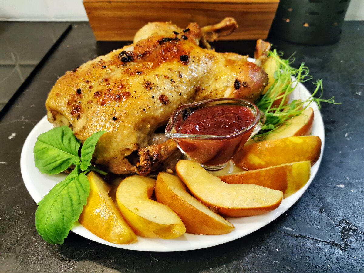 Запеченная утка с айвой и брусничным соусом: идеальное рождественское блюдо