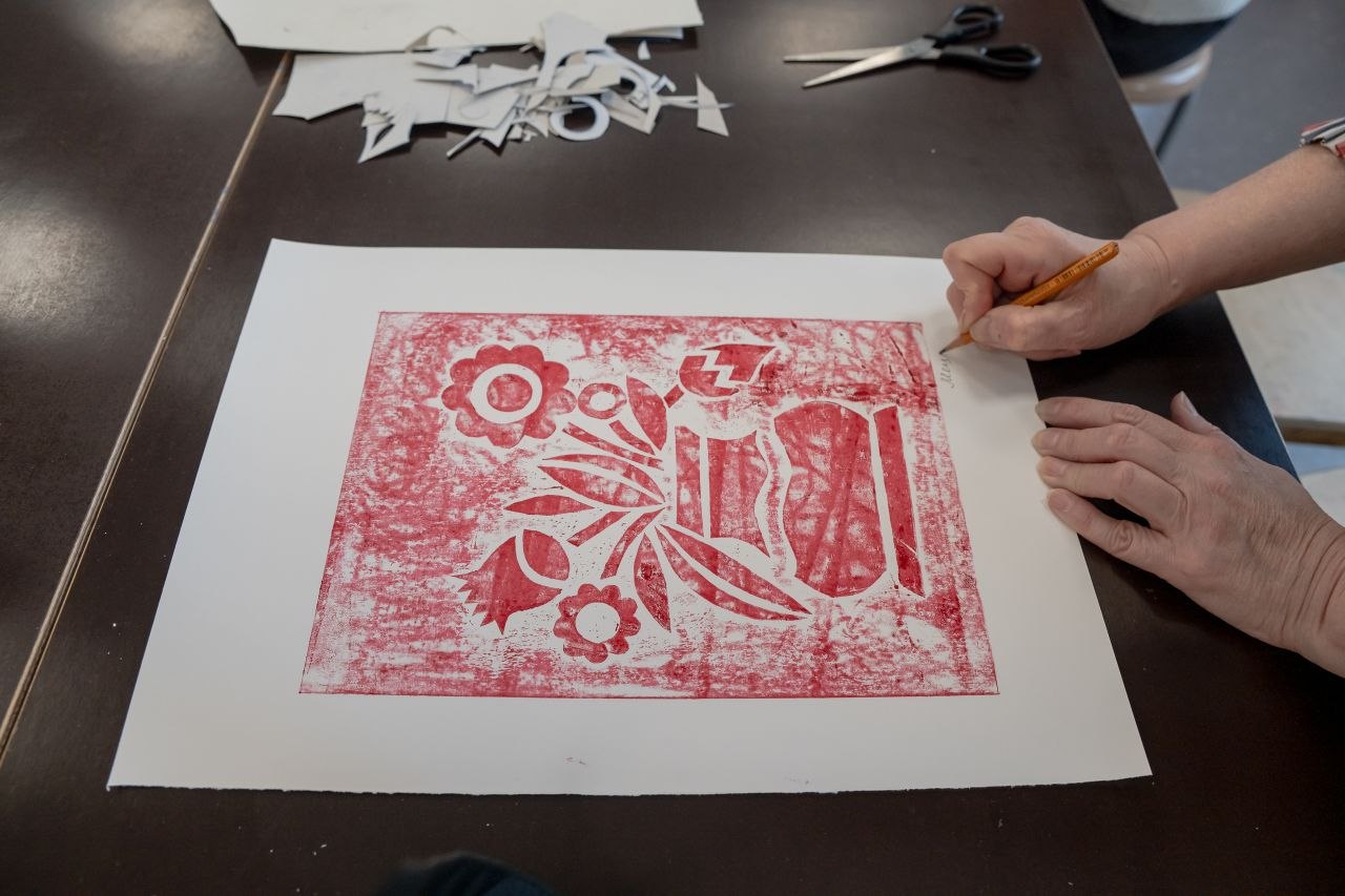 В Детской художественной школе города Мурманска состоялся мастер-класс «Линогравюра на картоне» для северян старшего поколения В Детской художественной школе города Мурманска состоялся мастер-класс «Линогравюра на картоне» для северян старшего поколения