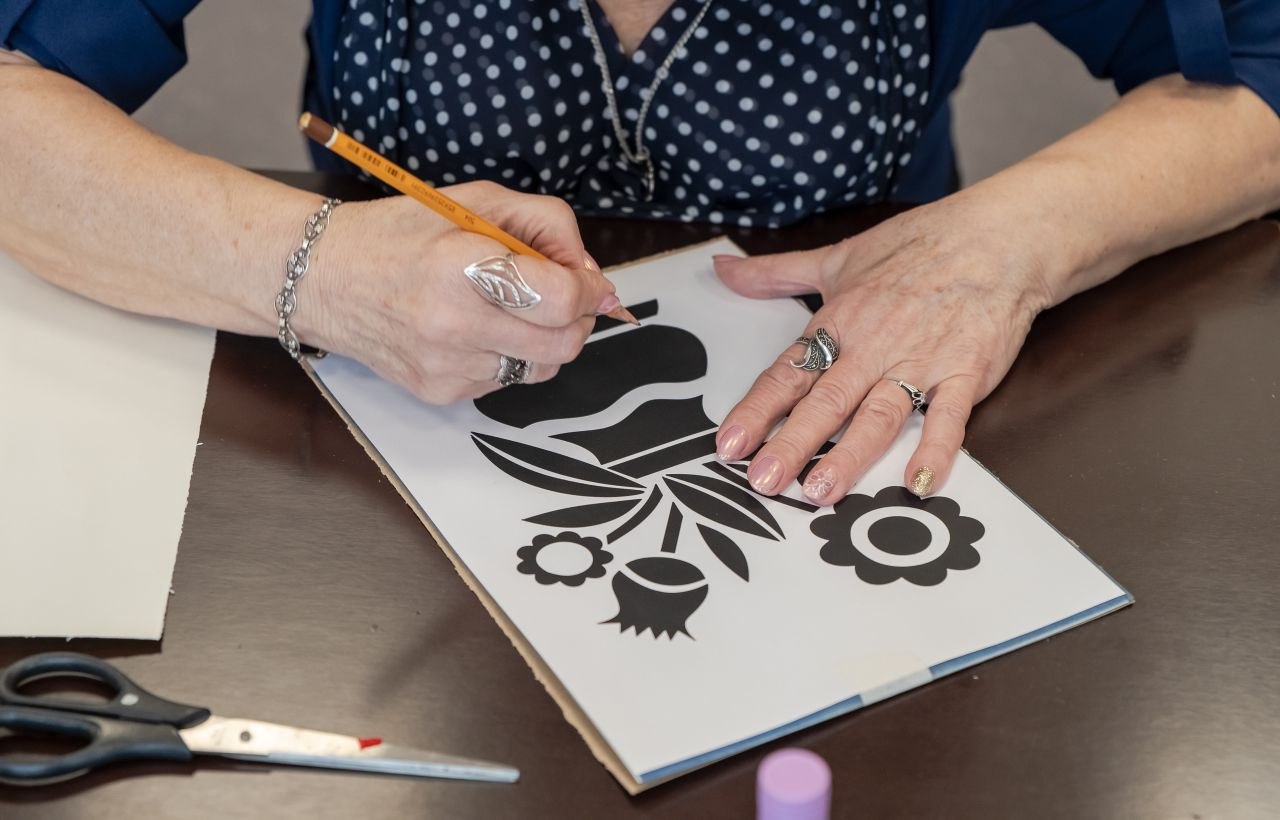 В Детской художественной школе города Мурманска состоялся мастер-класс «Линогравюра на картоне» для северян старшего поколения В Детской художественной школе города Мурманска состоялся мастер-класс «Линогравюра на картоне» для северян старшего поколения