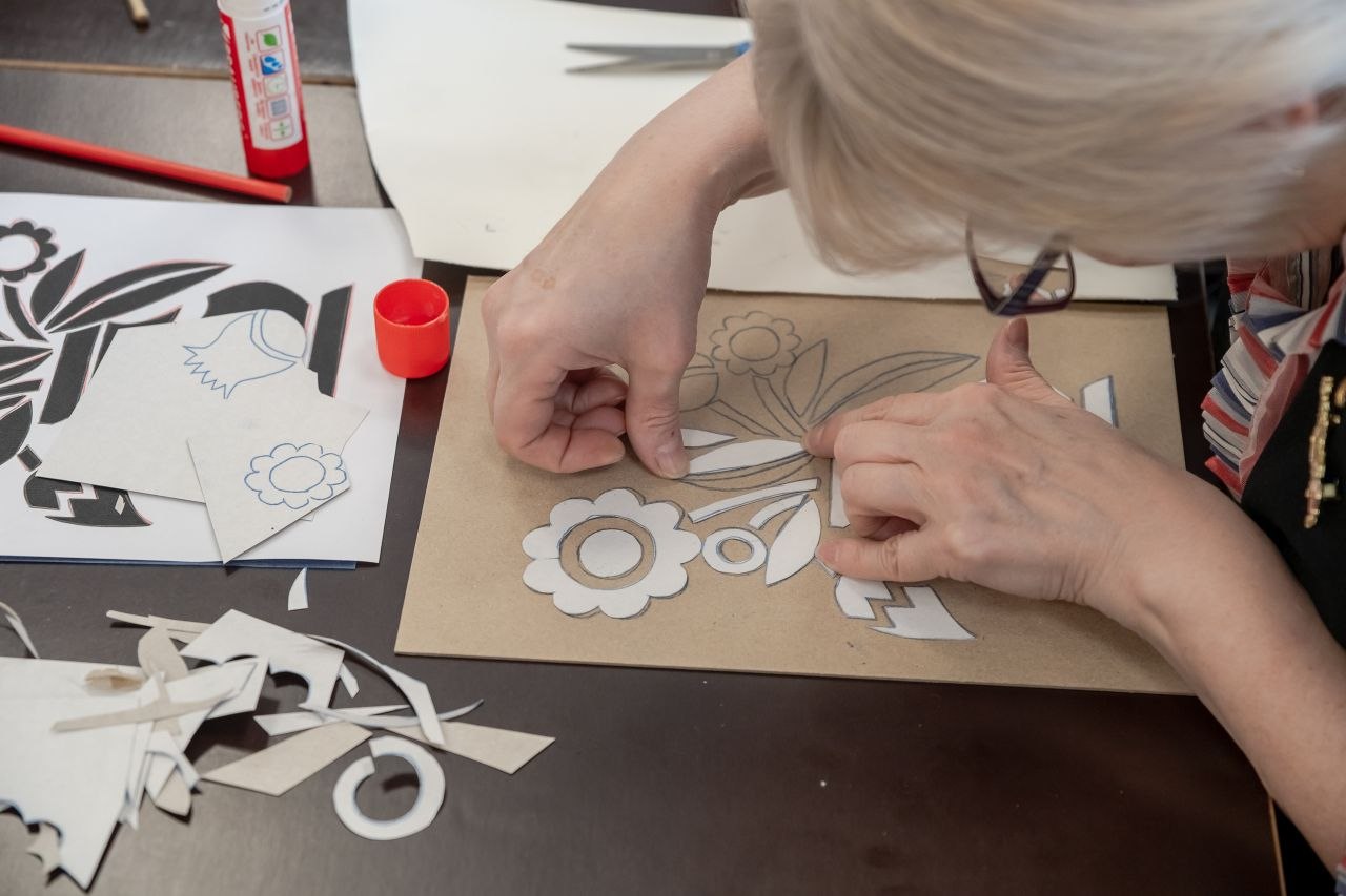 В Детской художественной школе города Мурманска состоялся мастер-класс «Линогравюра на картоне» для северян старшего поколения В Детской художественной школе города Мурманска состоялся мастер-класс «Линогравюра на картоне» для северян старшего поколения