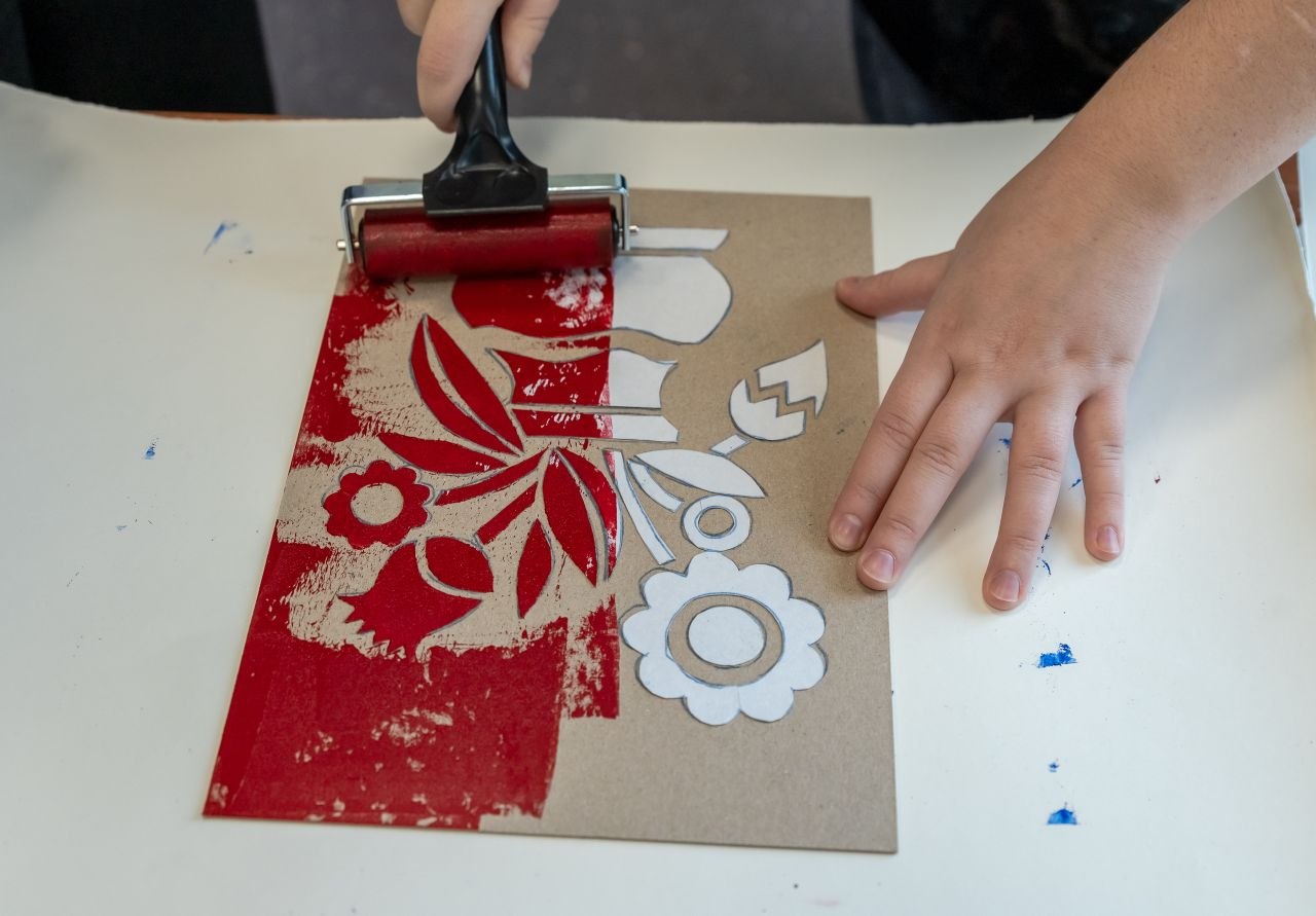 В Детской художественной школе города Мурманска состоялся мастер-класс «Линогравюра на картоне» для северян старшего поколения В Детской художественной школе города Мурманска состоялся мастер-класс «Линогравюра на картоне» для северян старшего поколения