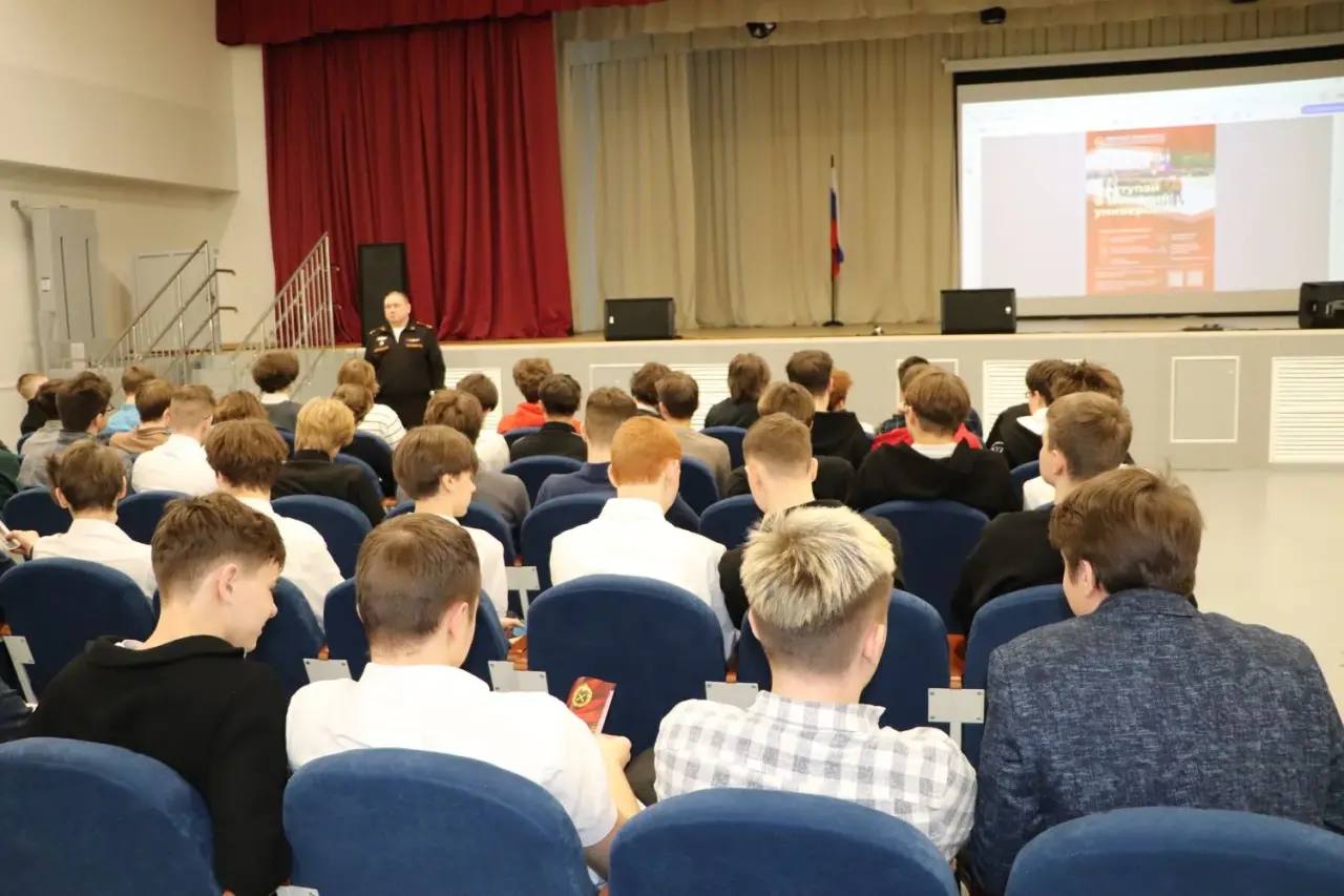 Следователи военных следственных органов СК России провели профориентационное занятие с подрастающим поколением Следователи военных следственных органов СК России провели профориентационное занятие с подрастающим поколением