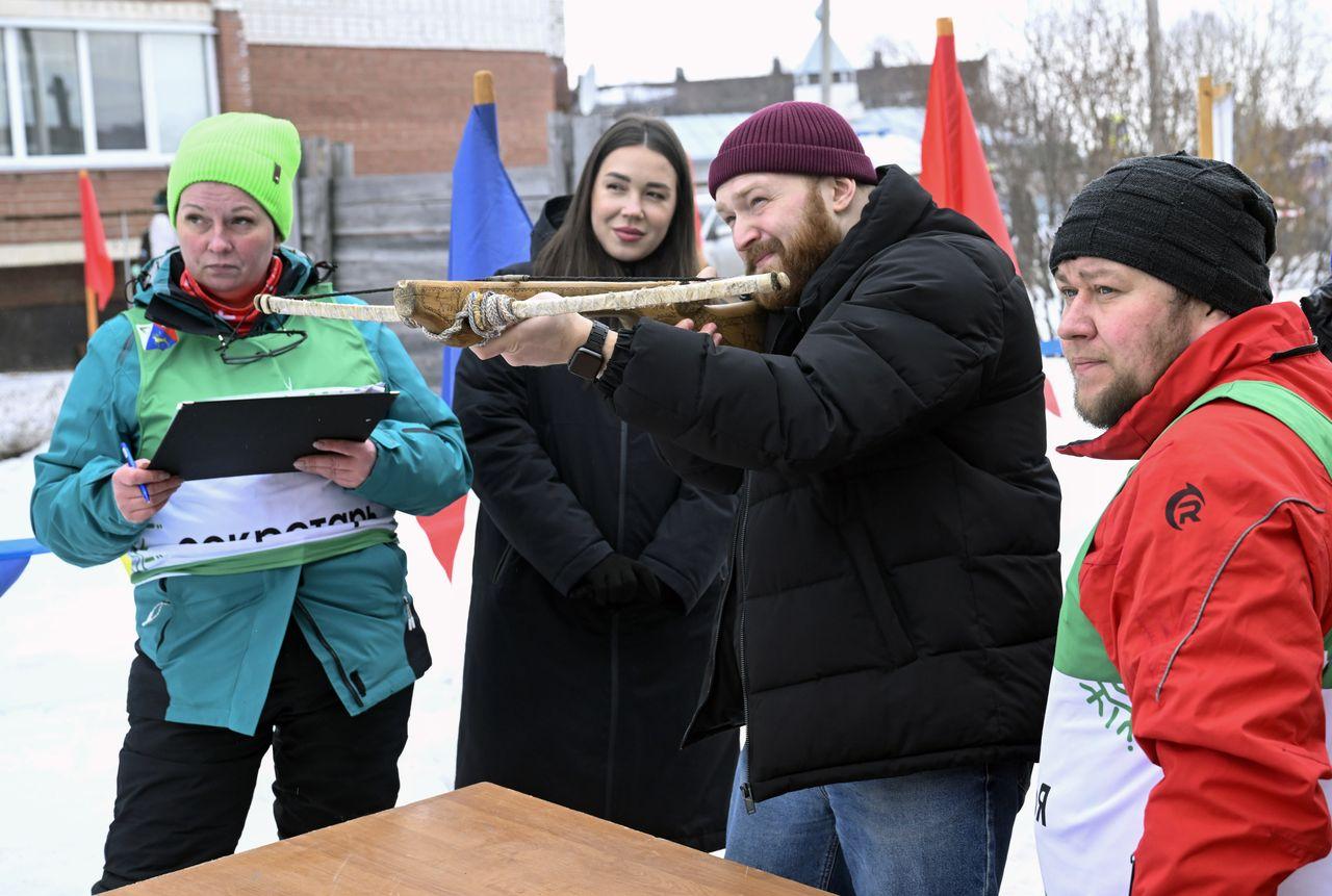 В Ловозере устроили гонки на оленьих упряжках В Ловозере устроили гонки на оленьих упряжках
