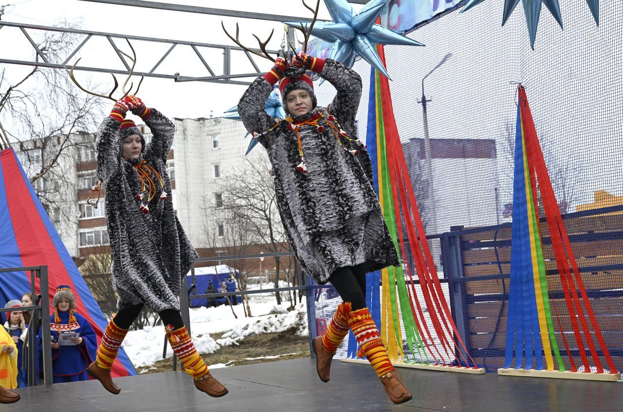 В Ловозере устроили гонки на оленьих упряжках В Ловозере устроили гонки на оленьих упряжках