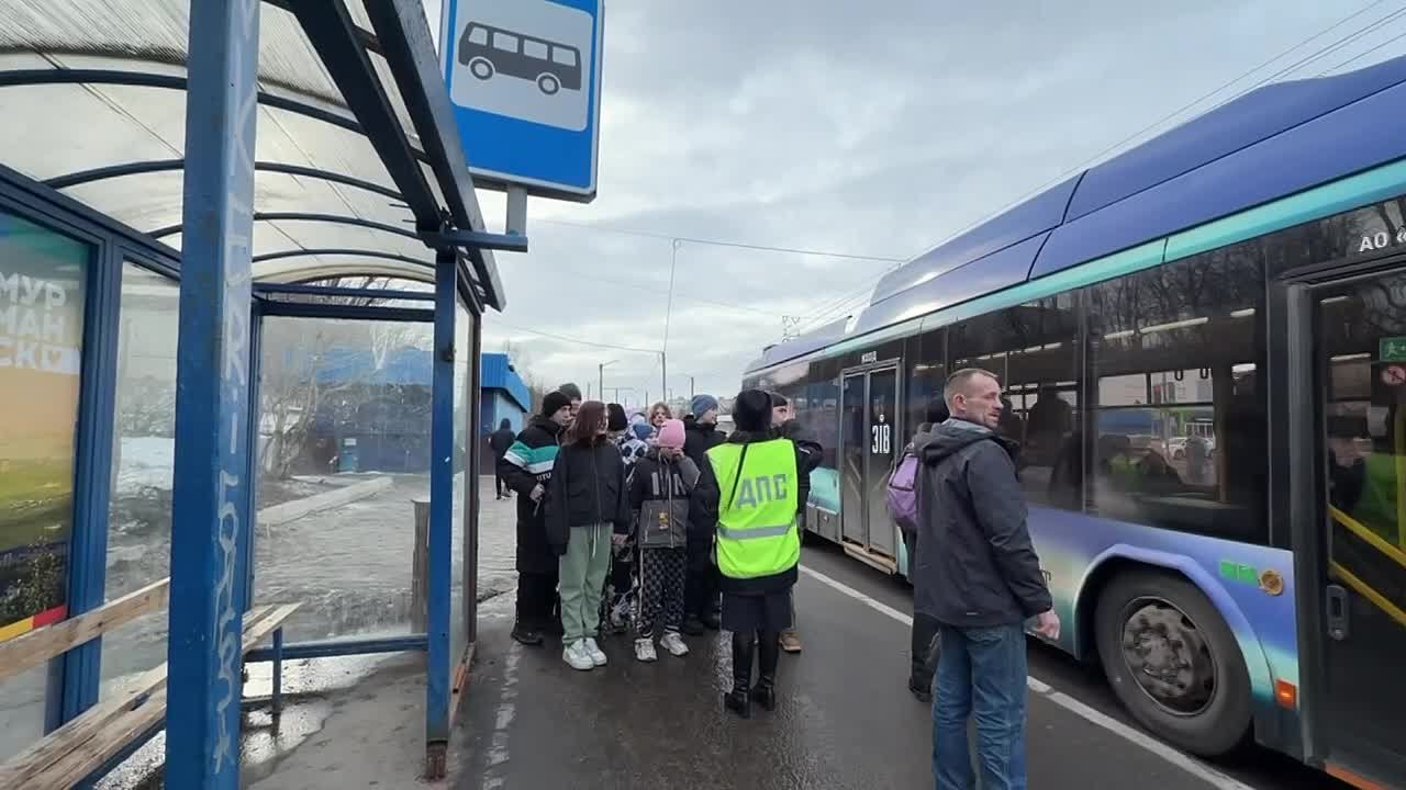 В Мурманске автоинспекторы организовали для школьников практическое занятие «Безопасный путь»