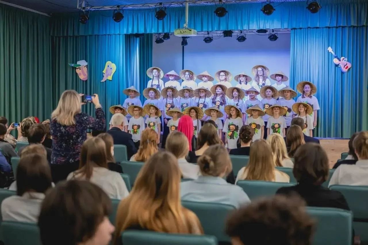 В преддверии Всемирного дня театра мурманские лицеисты представили творческие номера на английском, французском, китайском и русском языках В преддверии Всемирного дня театра мурманские лицеисты представили творческие номера на английском, французском, китайском и русском языках