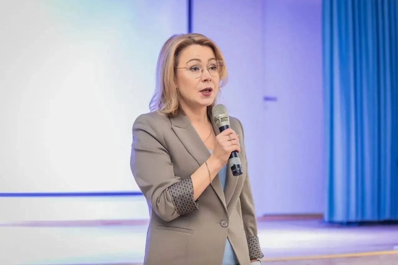 В преддверии Всемирного дня театра мурманские лицеисты представили творческие номера на английском, французском, китайском и русском языках В преддверии Всемирного дня театра мурманские лицеисты представили творческие номера на английском, французском, китайском и русском языках