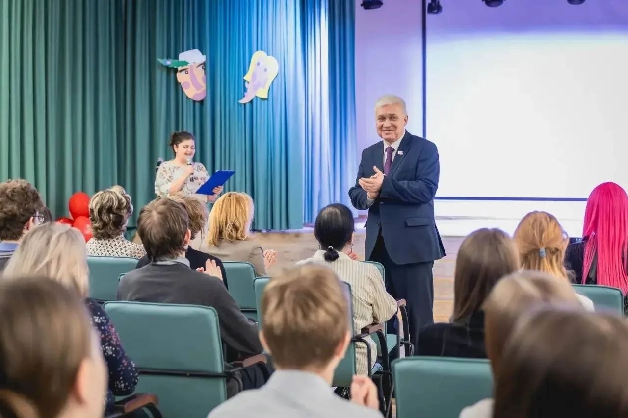 В преддверии Всемирного дня театра мурманские лицеисты представили творческие номера на английском, французском, китайском и русском языках