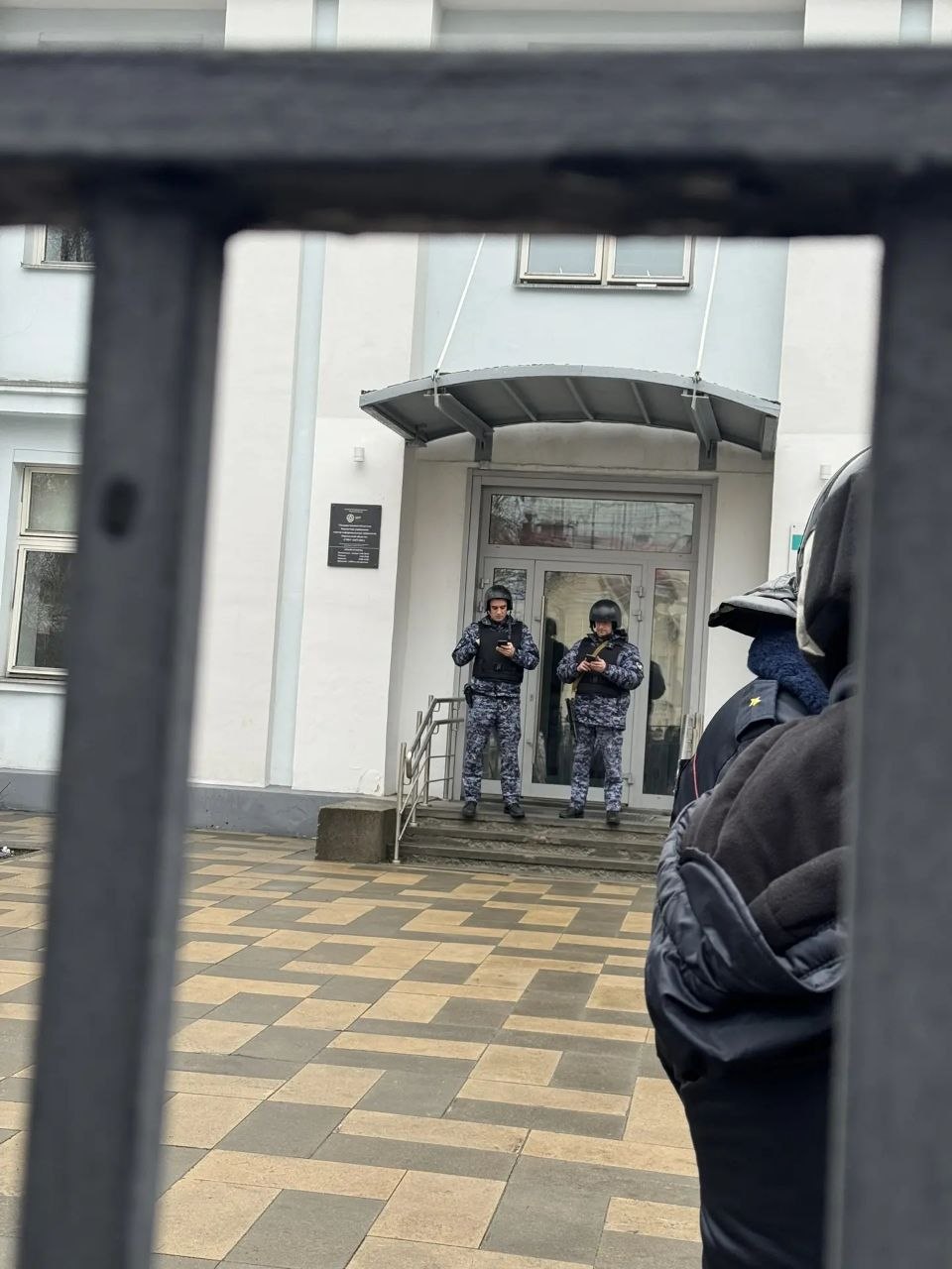 Сегодня в правоохранительные органы поступил сигнал об угрозе взрыва в здании Центра управления регионом Мурманской области Сегодня в правоохранительные органы поступил сигнал об угрозе взрыва в здании Центра управления регионом Мурманской области