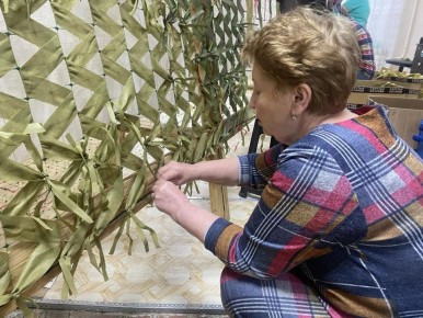 Волонтеры из Мурманской области шьют маскировочные сети для участников СВО