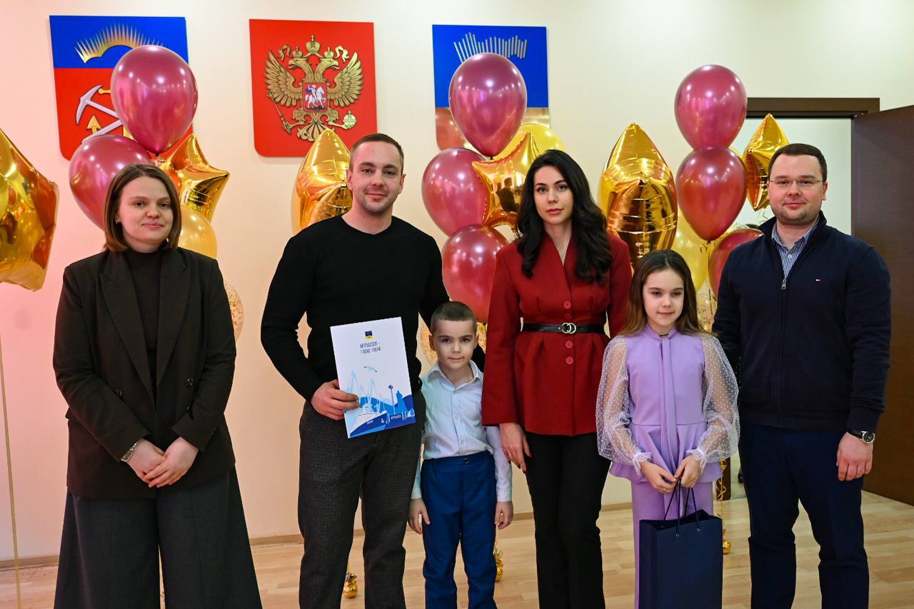 Молодым семьям в Мурманске вручили сертификаты на улучшение жилищных условий Молодым семьям в Мурманске вручили сертификаты на улучшение жилищных условий