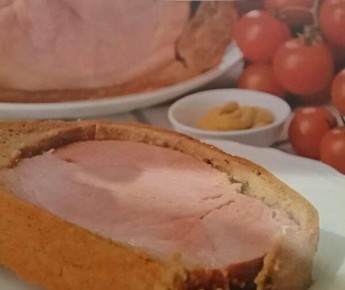 Необычное лакомство: запеченная свиная шея в хлебной буханке