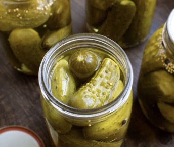 Маринованные огурцы: полезная закуска или скрытая угроза здоровья?