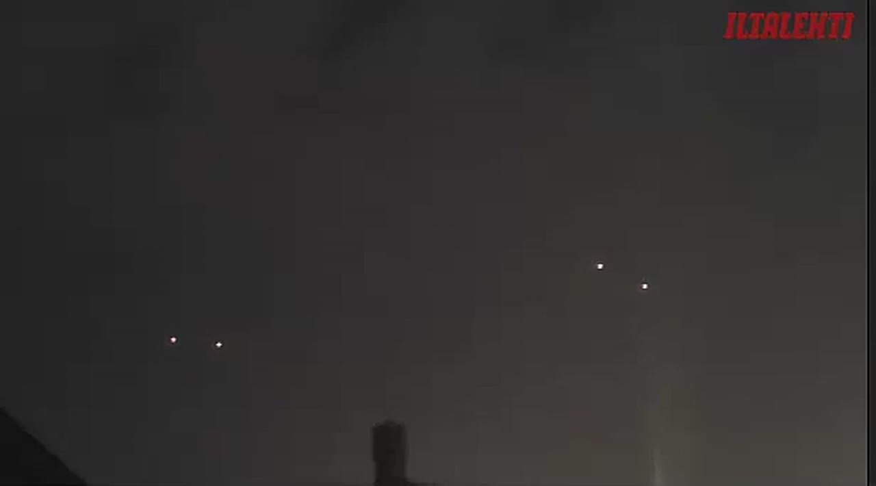 Параллельно падению украинских дронов в Коуволе, в Хельсинки (100 км к западу от Хельсинки) были зафиксированы странные атмосферные явления, которые, по заявлению властей, «не имели метеорологической природы»