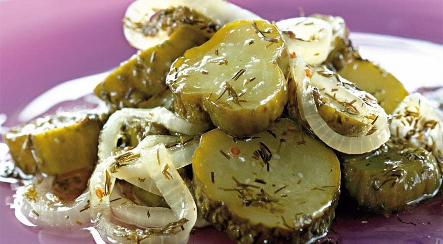 Летний огуречный салат, который запомнится на зиму