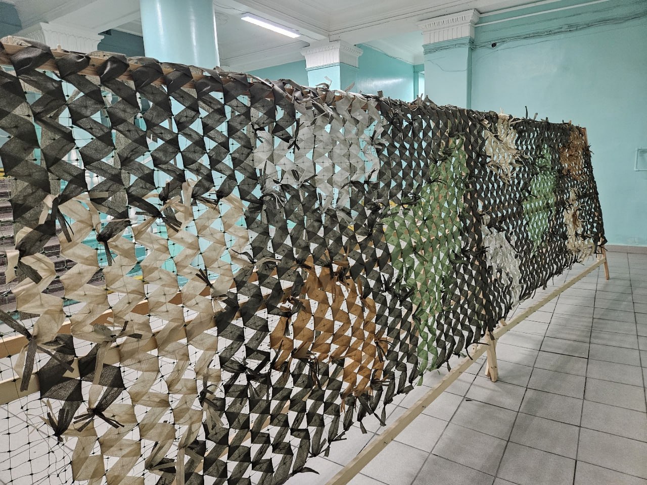 В Мурманском арктическом университете продолжают плести маскировочные сети для СВО В Мурманском арктическом университете продолжают плести маскировочные сети для СВО