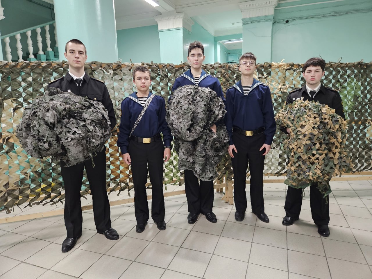 В Мурманском арктическом университете продолжают плести маскировочные сети для СВО В Мурманском арктическом университете продолжают плести маскировочные сети для СВО