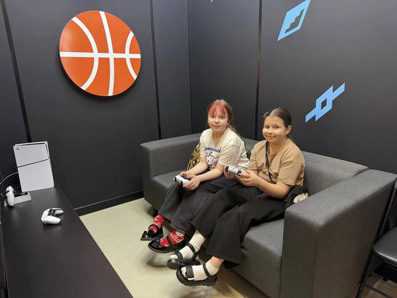 Каникулы с пользой: в Мурманске школьников знакомят с миром фиджитал-спорта Каникулы с пользой: в Мурманске школьников знакомят с миром фиджитал-спорта