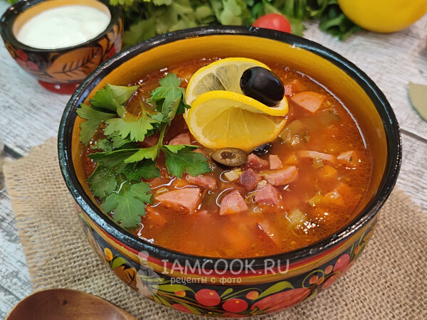 Солянка с каперсами и маслинами: рецепт, который порадует ваши гамбургеры