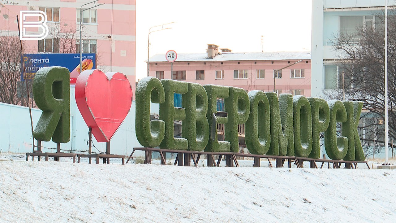 На Приморской площади Североморска заменили разбитые плафоны светильников