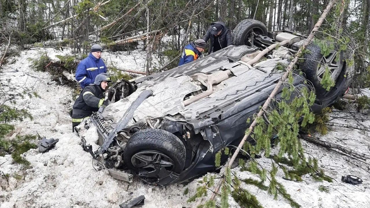 Mercedes-Benz оказался в кювете в Кандалакшском округе: есть пострадавший Mercedes-Benz оказался в кювете в Кандалакшском округе: есть пострадавший