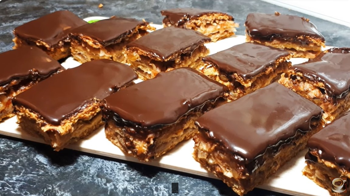 Необычный яблочный торт на кефире: простое лакомство для всей семьи