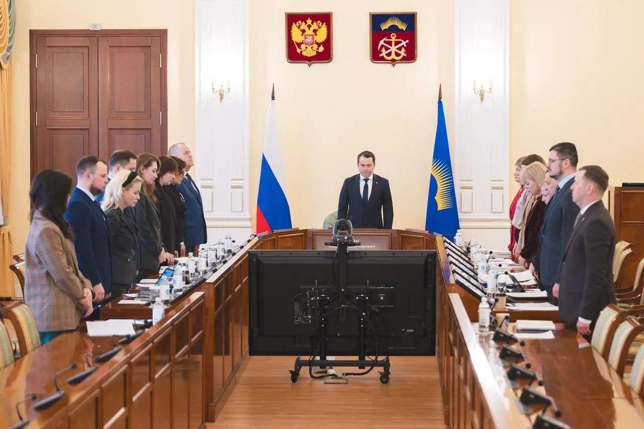 В правительстве Мурманской области почтили минутой молчания память погибших в авиакатастрофе в Крыму