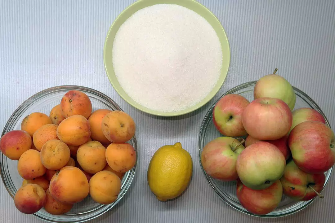 Ароматный абрикосовый компот с яблоками и лимоном