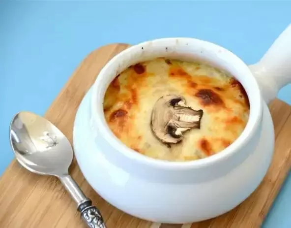 Сытный жульен с курицей и грибами: быстро и вкусно на ужин