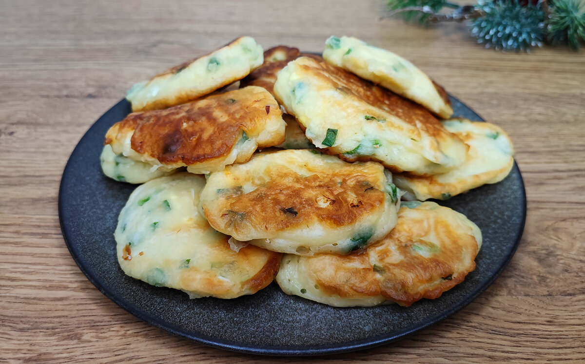 Спасение для горячих обедов: оладьи с яйцом и зеленым луком