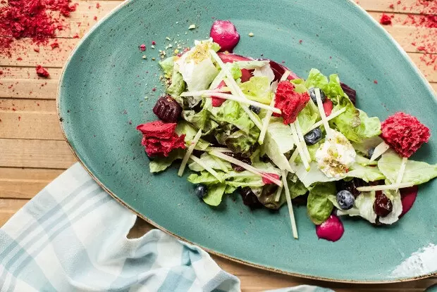 Яркий салат из свеклы и козьего сыра: пошаговый рецепт