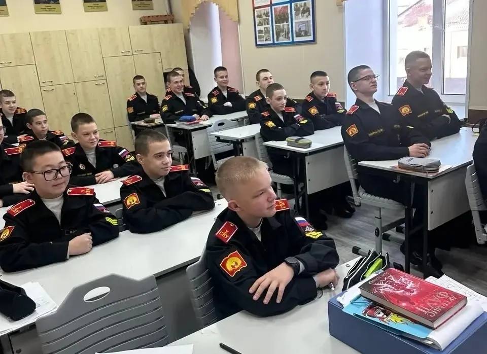 Военные следователи СК России провели занятия по безопасности для школьников и суворовцев в Мурманской области и Приморском крае Военные следователи СК России провели занятия по безопасности для школьников и суворовцев в Мурманской области и Приморском крае