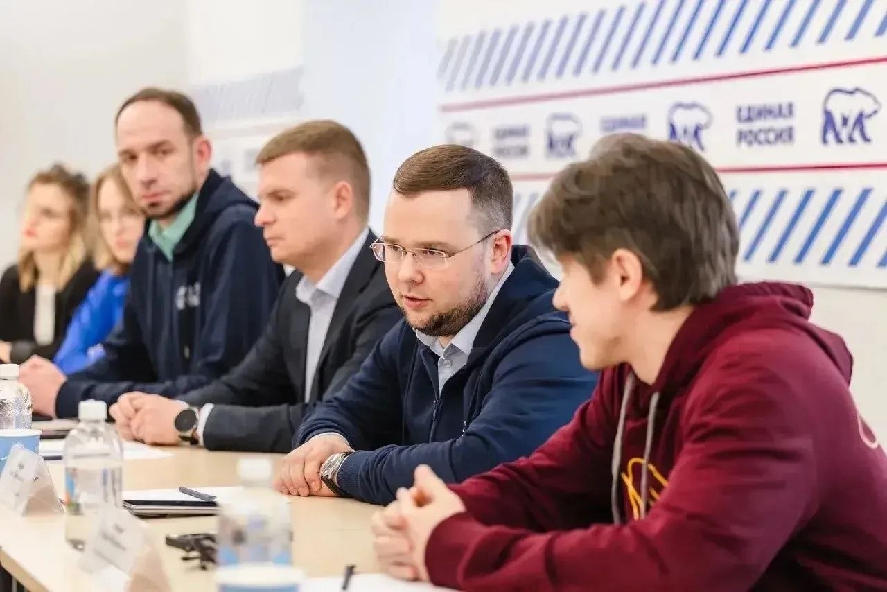 В рамках стартовавших в регионе ежегодных Дней предпринимательства глава города Мурманска Иван Лебедев на площадке Штаба общественной поддержки «Единой России» провел рабочую встречу с молодыми и креативными... В рамках стартовавших в регионе ежегодных Дней предпринимательства глава города Мурманска Иван Лебедев на площадке Штаба общественной поддержки «Единой России» провел рабочую встречу с молодыми и креативными...