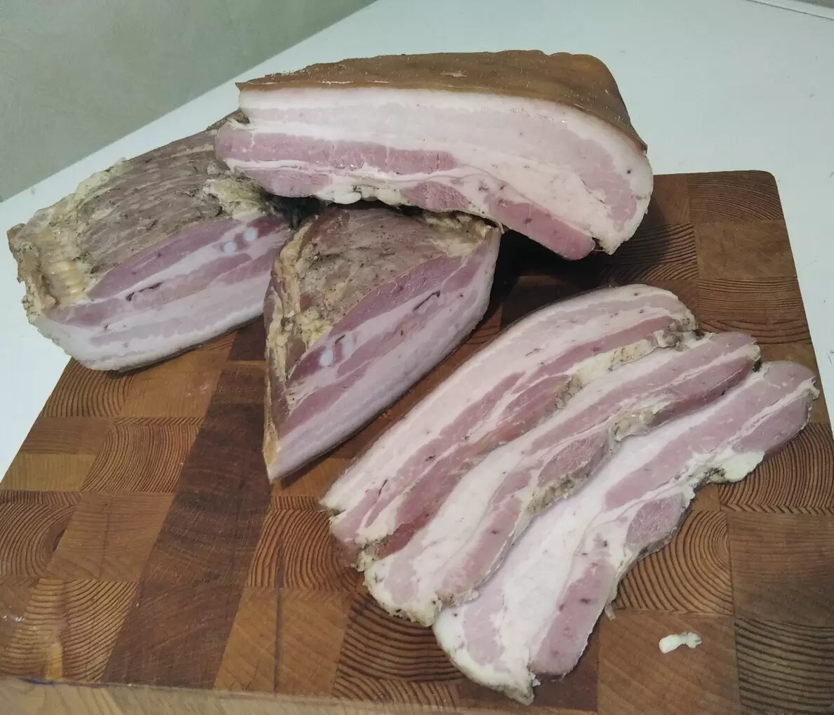 Как сделать вкусный бекон дома: просто, экономно и очень аппетитно