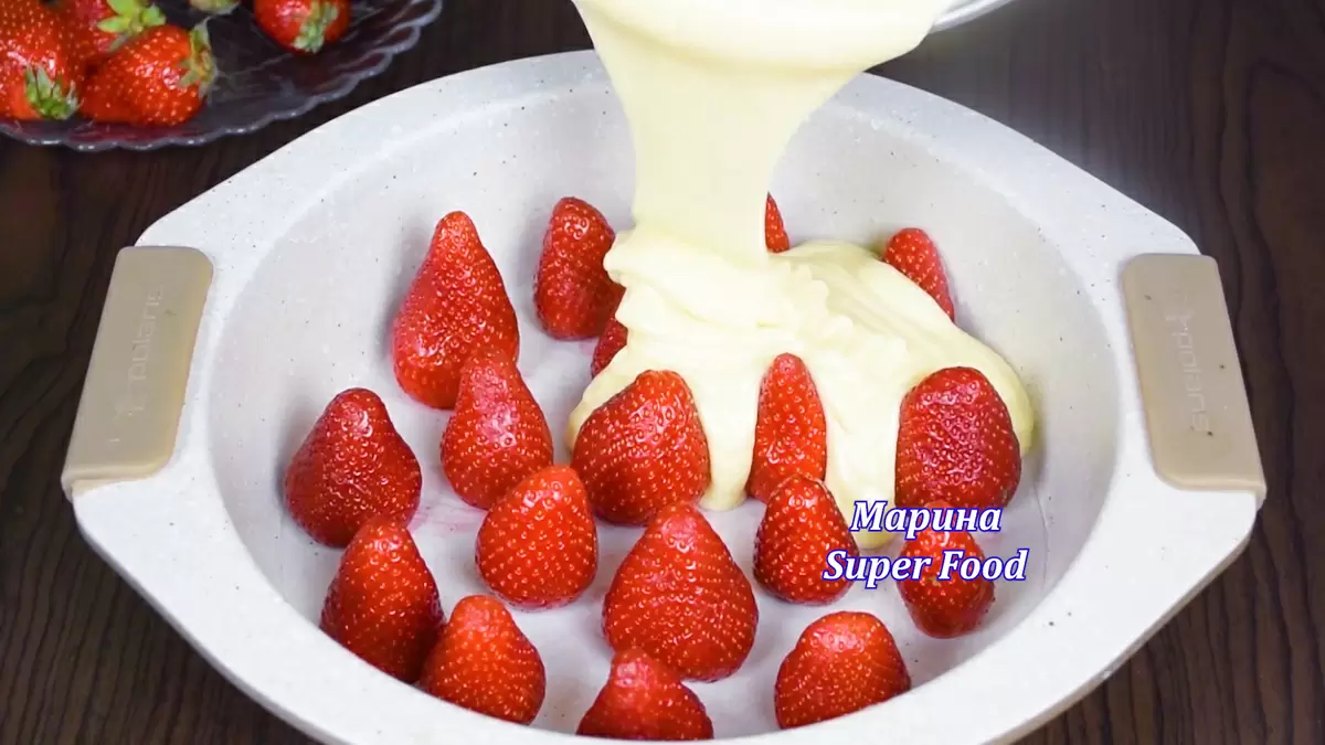 Пирог с клубникой на кефире: нежный десерт для летнего угощения