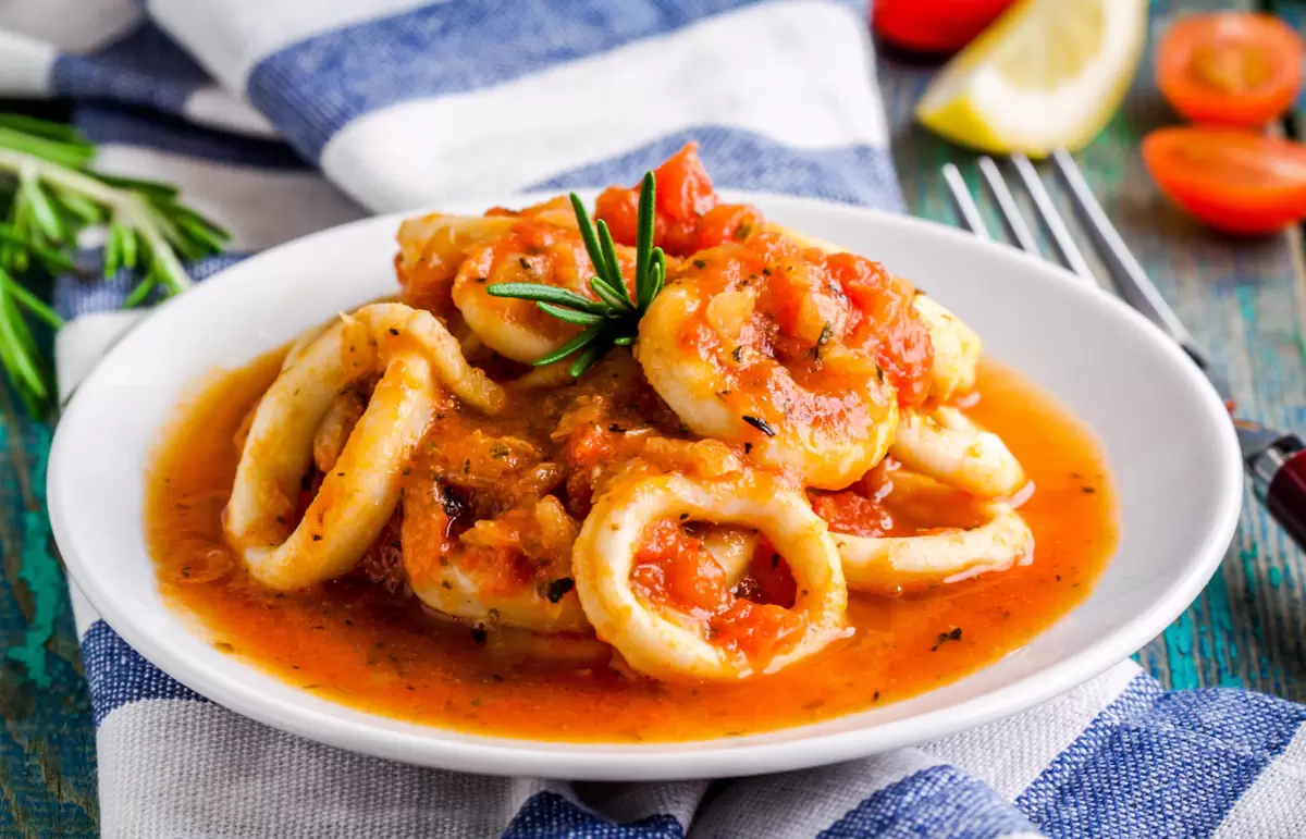 Гуляш из кальмаров за считанные минуты: быстрота и вкус в одном блюде