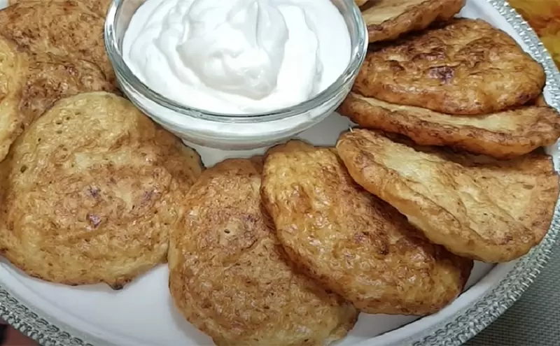 Нежные оладьи из фарша и кефира за 10 минут: быстро и вкусно