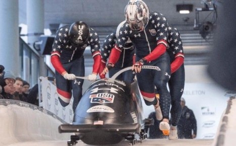 Три американских бобслеиста вылетают из саней на Кубке мира в Швейцарии