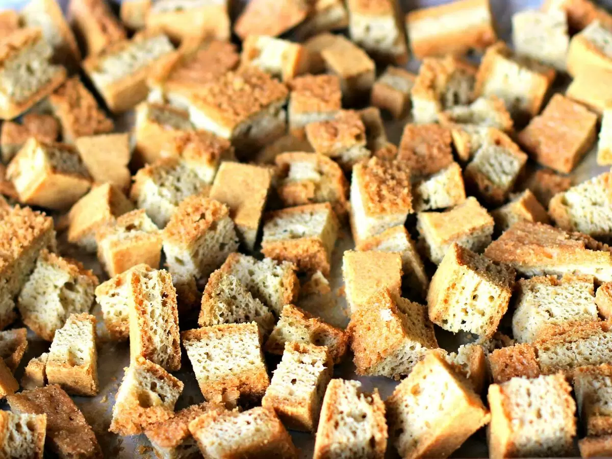 Почему хлеб плесневеет быстрее сухарей и как выбрать оптимальное хранение