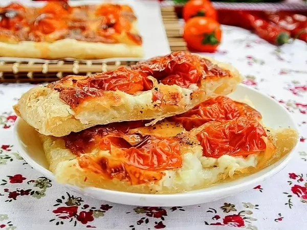 Сочная классика: слоеный пирог с сыром и помидорами