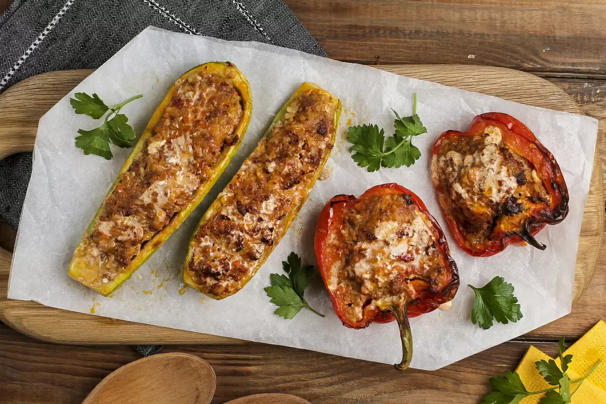 Вдохновение из тропиков: фаршированные овощи с мясом и рисом