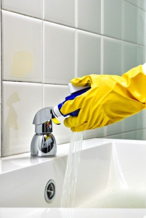 Как эффективно очистить сантехнику от налета: секреты безопасного использования спрея