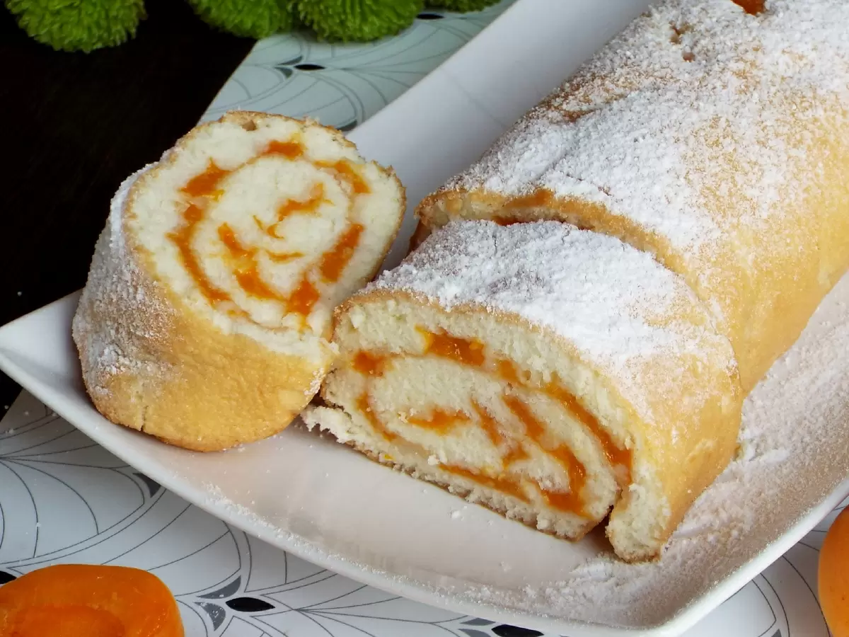 Легкий рулет с абрикосами: быстро, вкусно и без лишнего жира