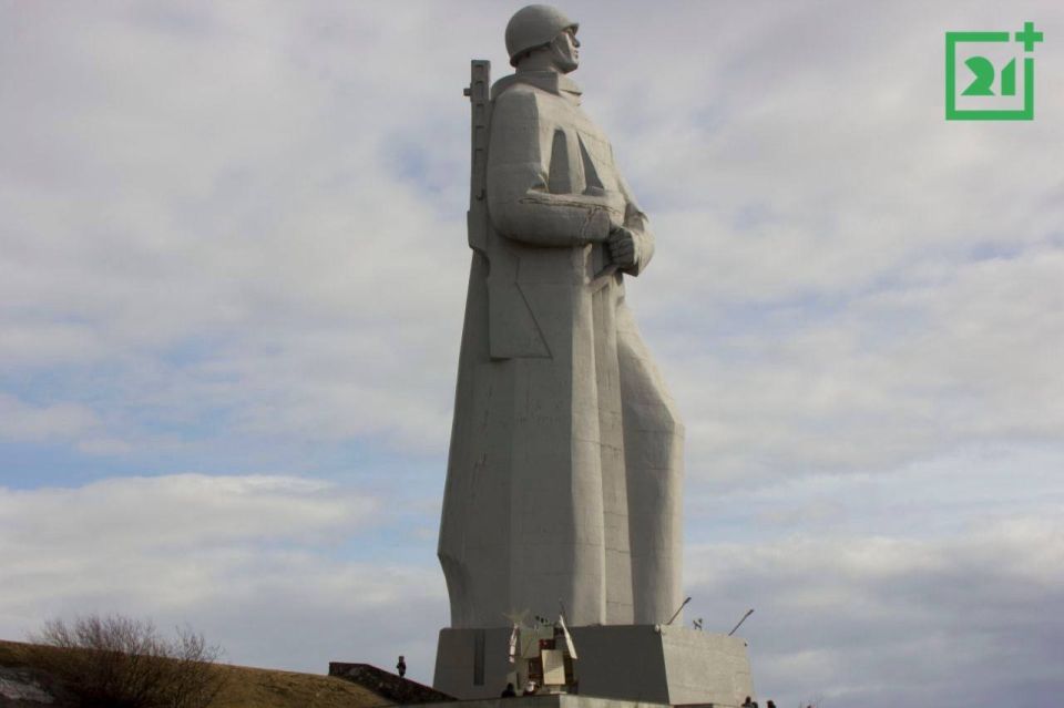 Возле «Алёши» вновь установили инсталляцию с письмами военных лет и журавлями Возле «Алёши» вновь установили инсталляцию с письмами военных лет и журавлями