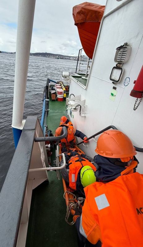С танкера в Баренцевом море эвакуировали индийского моряка С танкера в Баренцевом море эвакуировали индийского моряка