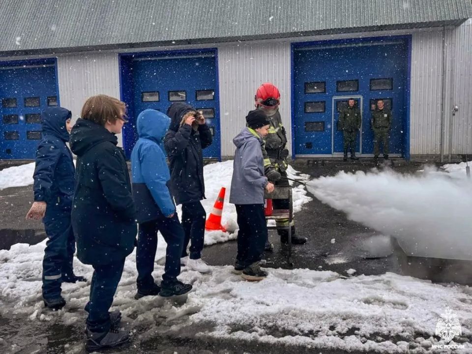 Вместе за безопасность. . В преддверии пожароопасного сезона и в рамках укрепления межведомственного взаимодействия сотрудники #МЧСМурманск совместно с представителями Мурманского отделения Всероссийского добровольного... Вместе за безопасность. . В преддверии пожароопасного сезона и в рамках укрепления межведомственного взаимодействия сотрудники #МЧСМурманск совместно с представителями Мурманского отделения Всероссийского добровольного...
