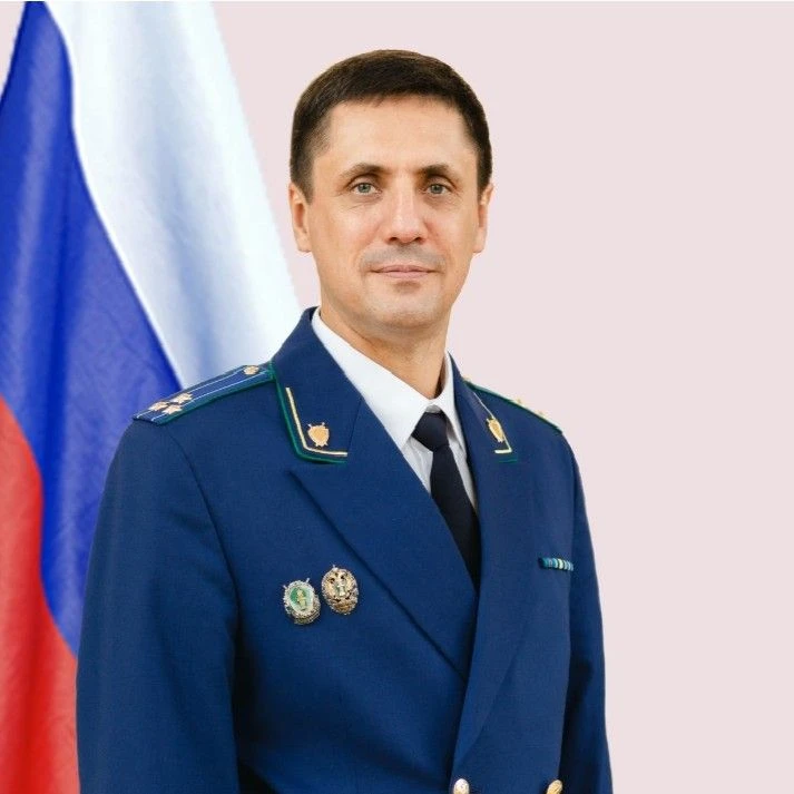 Прокуратура Мурманской области с глубоким прискорбием сообщает, что 11 мая 2026 года на 52 году жизни скоропостижно скончался заместитель прокурора Мурманской области старший советник юстиции Шевченко Василий Юрьевич